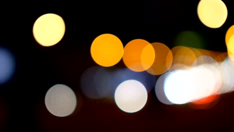 luces desenfocadas calle de los ángeles resumen. fondo borroso de la ciudad. círculos de bokeh en movimiento del tráfico nocturno.