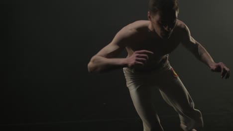 luchadores de capoeira realizando movimientos dinámicos en el escenario. artes marciales, danza y acrobacias en acción. atletas de pecho desnudo mostrando fuerza, flexibilidad y técnica bajo los reflectores