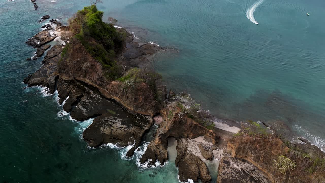 vista aérea de un acantilado rocoso en una playa tropical en costa rica