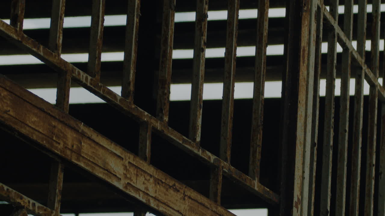 버려진 건물의 창문