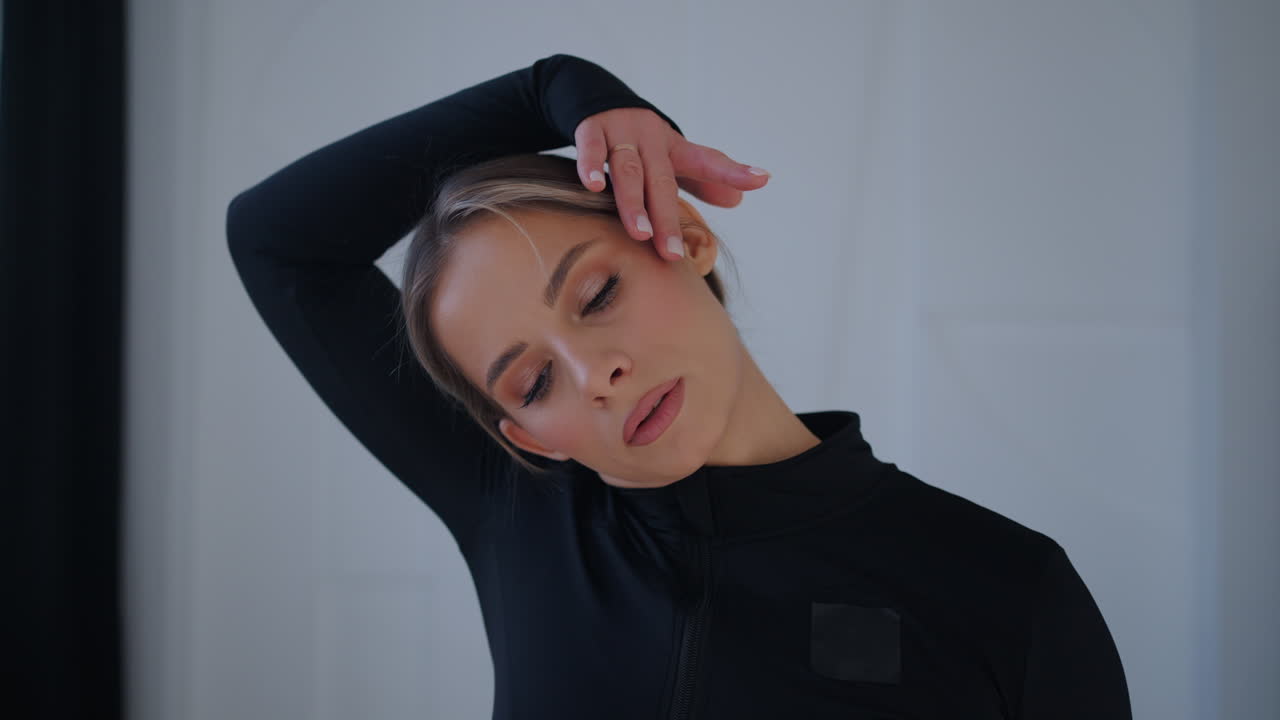 женщина растягивается во время тренировки