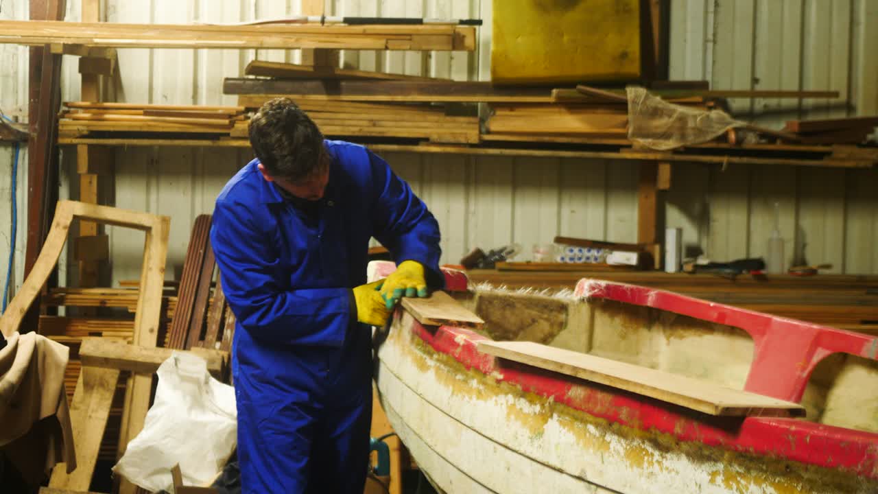 Levigatura di un'asse di legno in officina