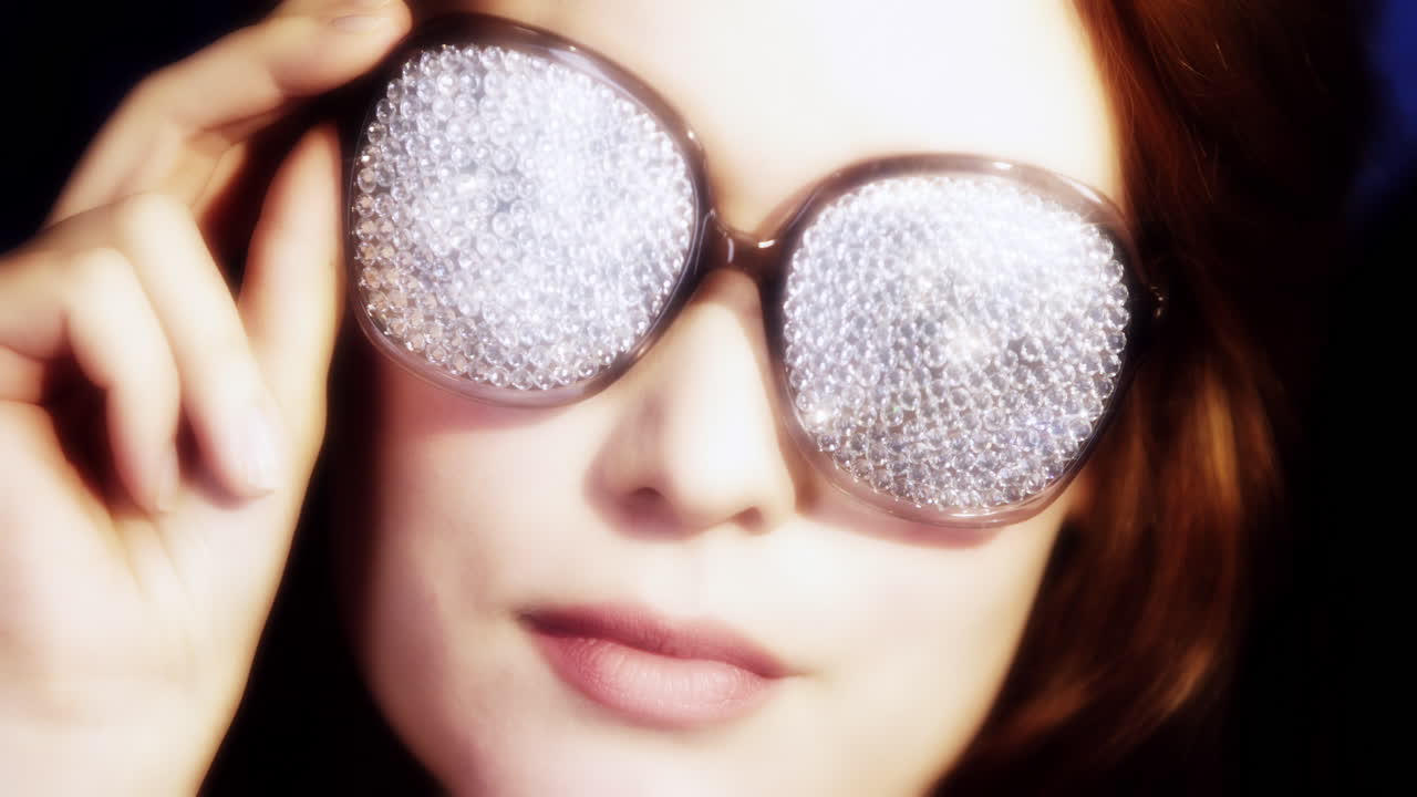 mujer discoteca gafas 4k 08