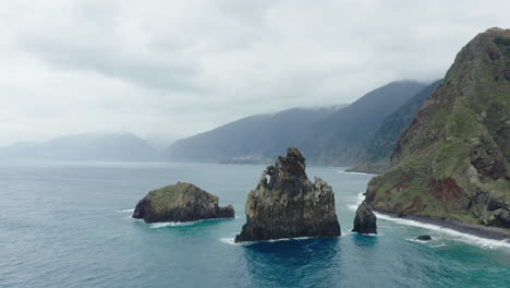 ribeira da janela porto moniz seixal madeira disparo de avión no tripulado volar alrededor de las rocas con las olas del océano en un día nublado