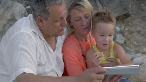 Niño-Disfrutando-Del-Juego-Pad-Con-Sus-Abuelos