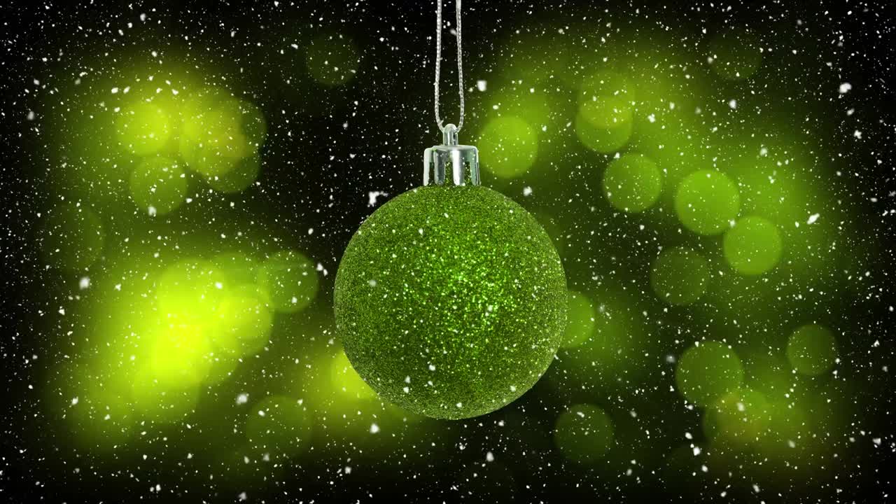 크리스마스 장식품 위에 내리는 눈의 애니메이션
