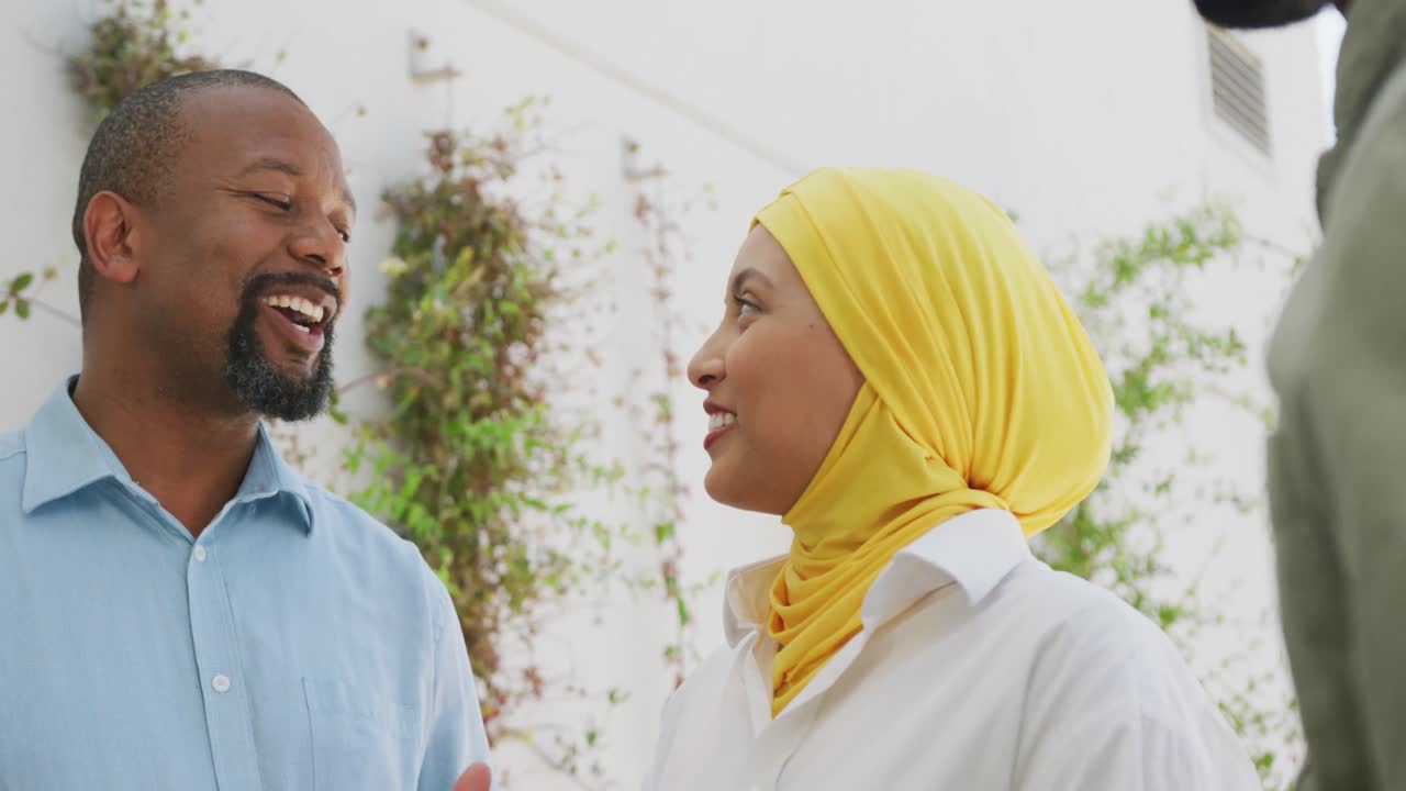 행복 한 다양한 사업가 들 이 사무실 에서 일 에 대해 토론 하고, 느린 움직임