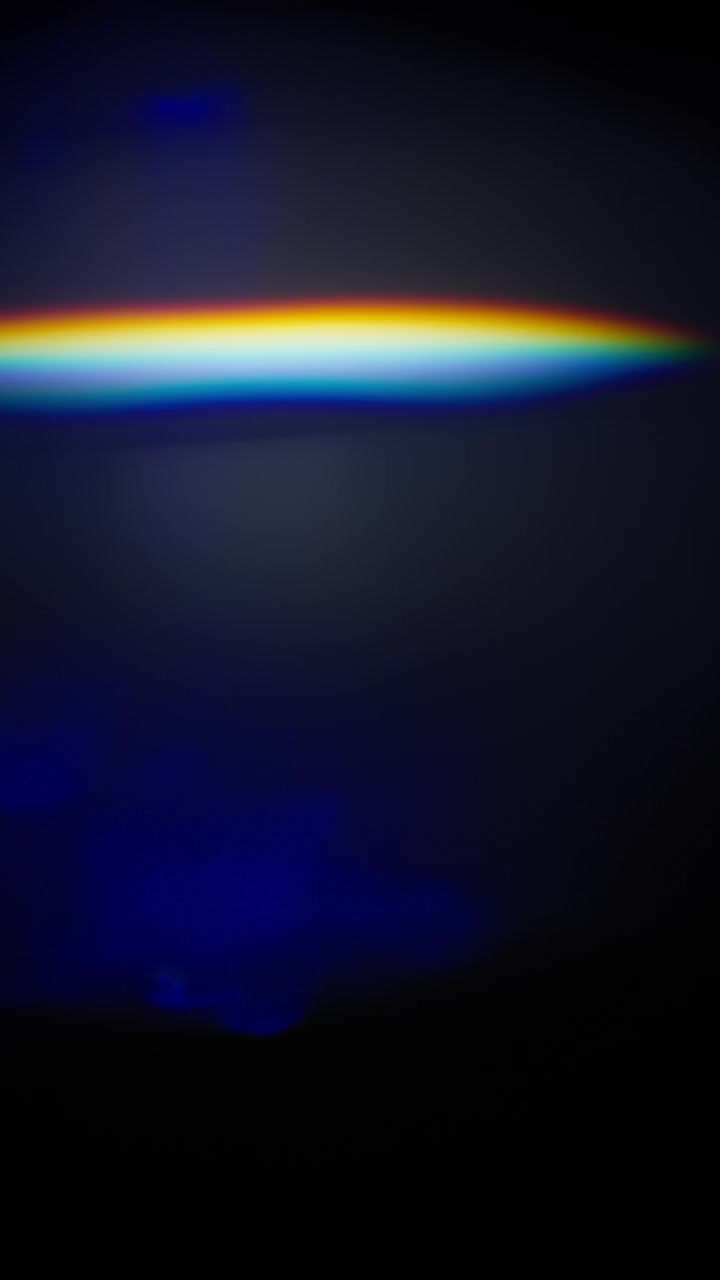 Pacchetto di perdite di luce blu e sovrapposizioni di rifrazioni prismatiche arcobaleno. Slow motion
