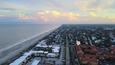 Jacksonville-Beach-Fl-Bei-Sonnenuntergang,-Der-über-Wasser-Fliegt---Weit-Aus-Der-Luft