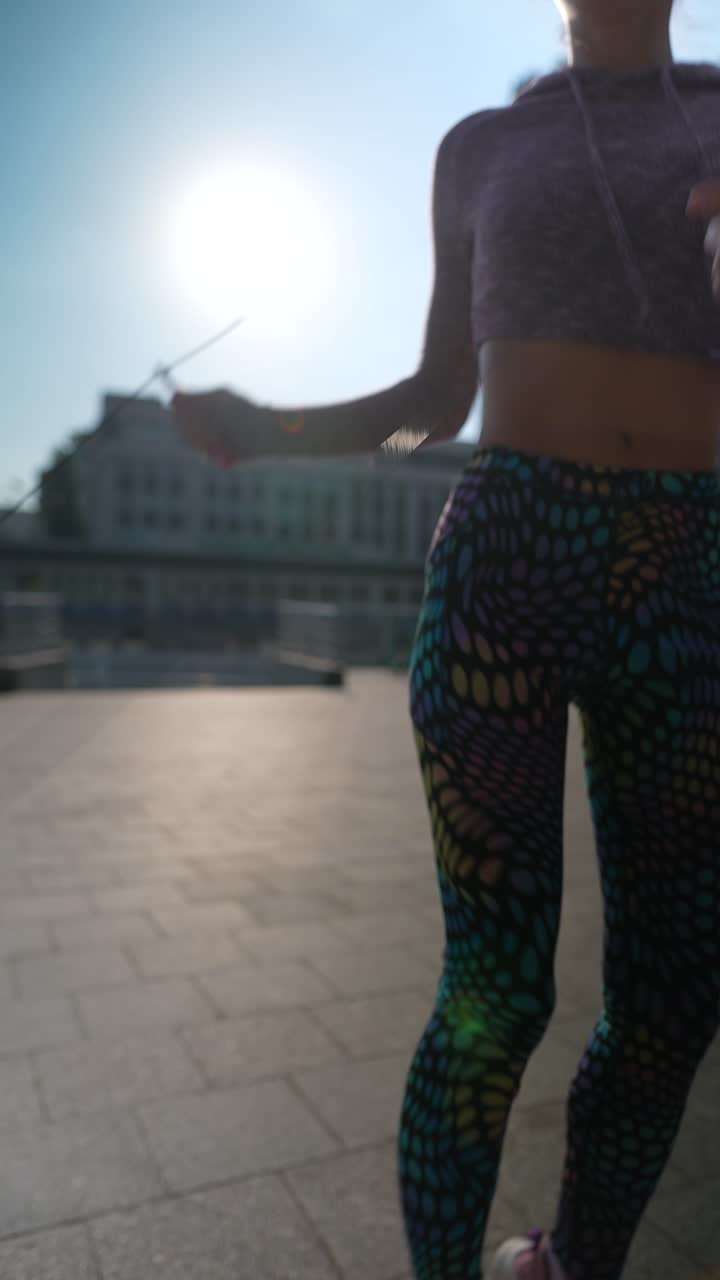 mujer saltando la cuerda en la ciudad