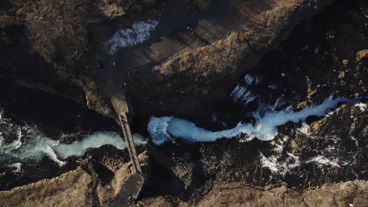 Splendido ponte panoramico Bruarfoss in Islanda, panorama aereo dall'alto.