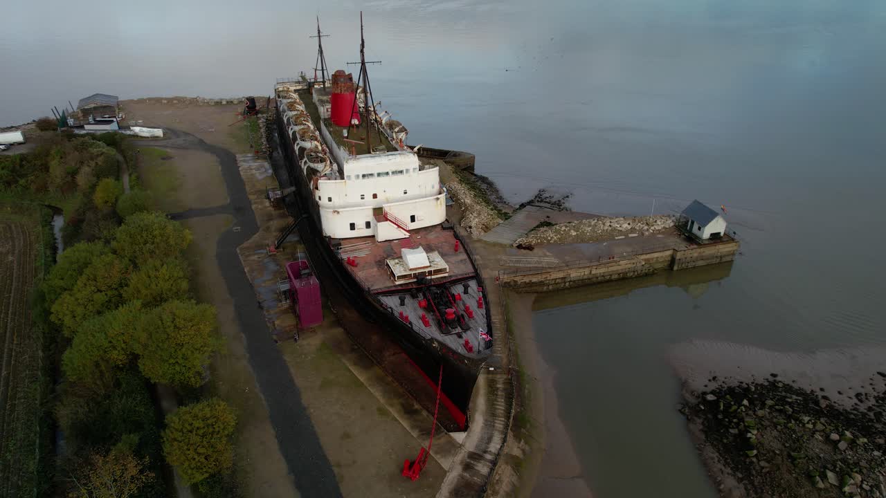 노스 웨일즈의 mostyn 부두 근처에 해변에 있는 이전 철도 증기선 여객선 tss duke of lancaster - 공중 촬영