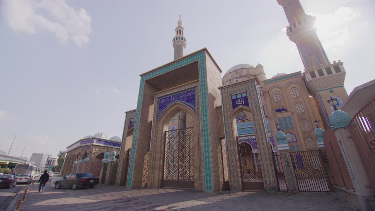 наклон вниз сфотографирован с помощью линзы красивой мечети джалиль хаят в эрбиле, ирак