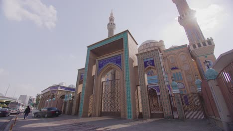 una toma inclinada hacia abajo con la luz de la lente de la hermosa mezquita jalil khayat en erbil, iraq