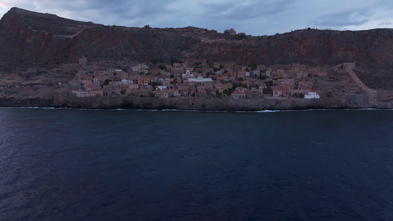 Yunanistan'ın Peloponez'i, gün batımında Monemvasia ile
