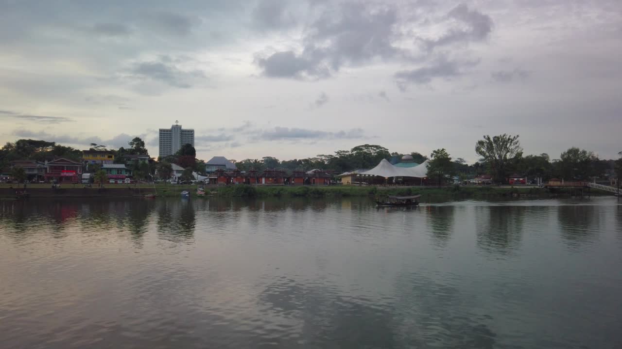 Malerische Aussicht auf den Sarawak-Fluss an der Kuching Waterfront, Sarawak