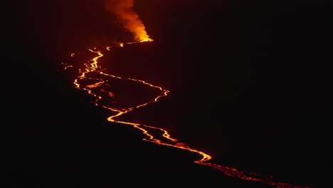 Vistas-De-Cerca-De-La-Lava-De-Mauna-Loa-Que-Fluye-Hacia-La-Carretera-De-La-Silla-De-Montar