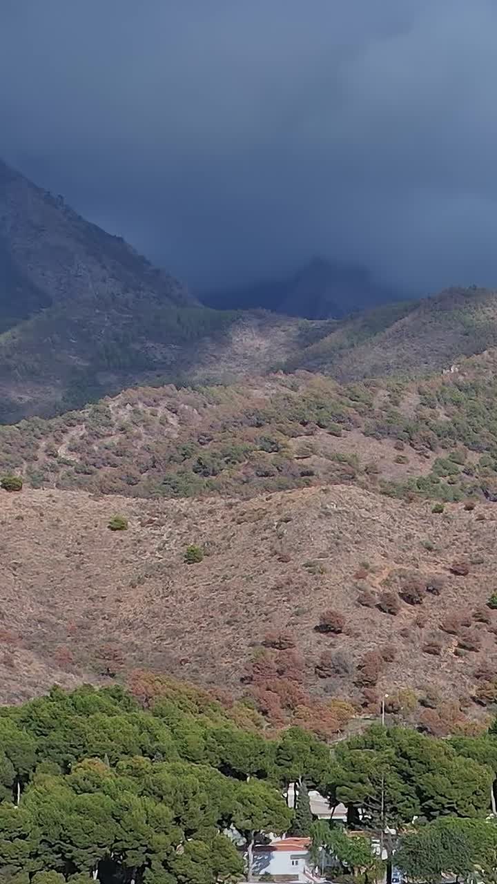 Vista de Casas no Sopé das Montanhas Andaluzas