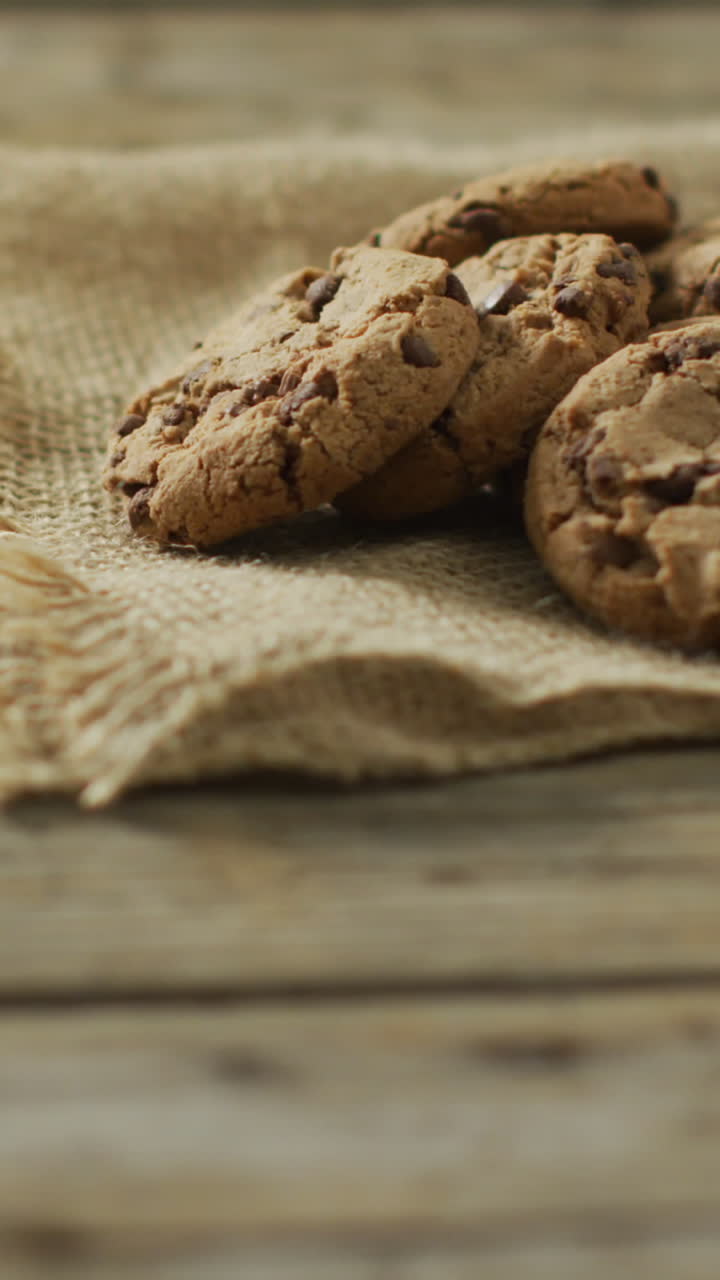 Video di biscotti al cioccolato su sfondo di legno
