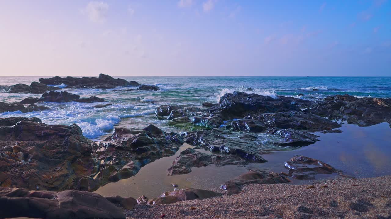 바위 해변에 부서지는 슬로우 모션 파도