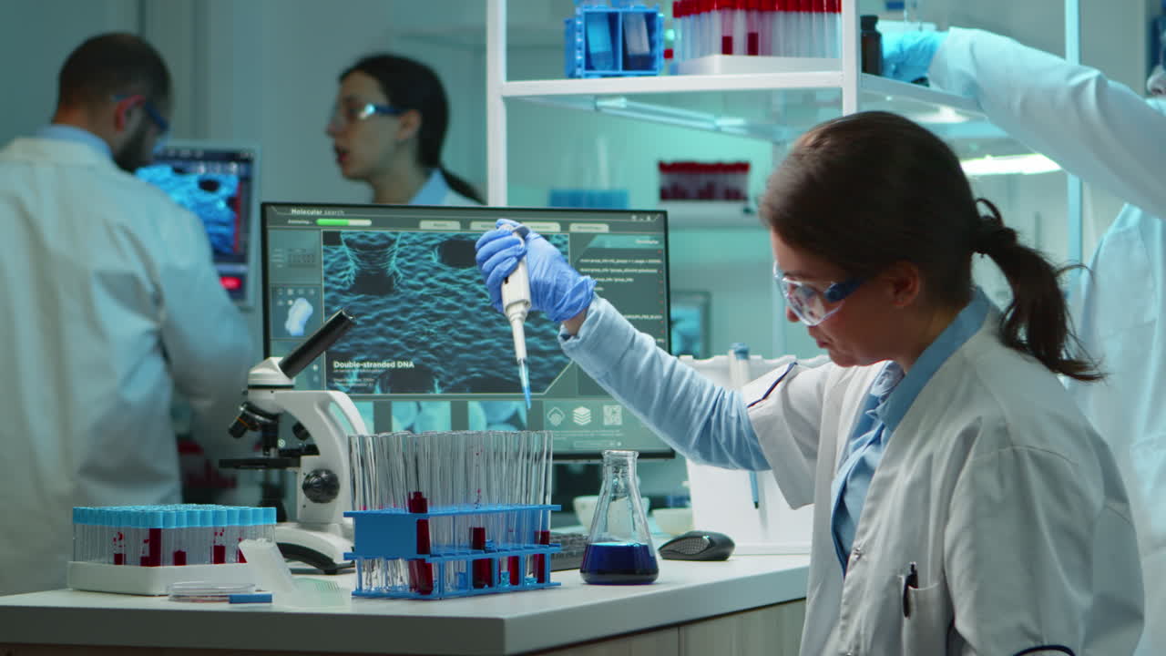 mujer científica pipeteando líquido en un tubo de ensayo