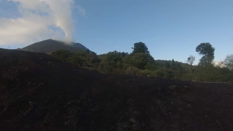 amanecer en el volcán pacaya en guatemala