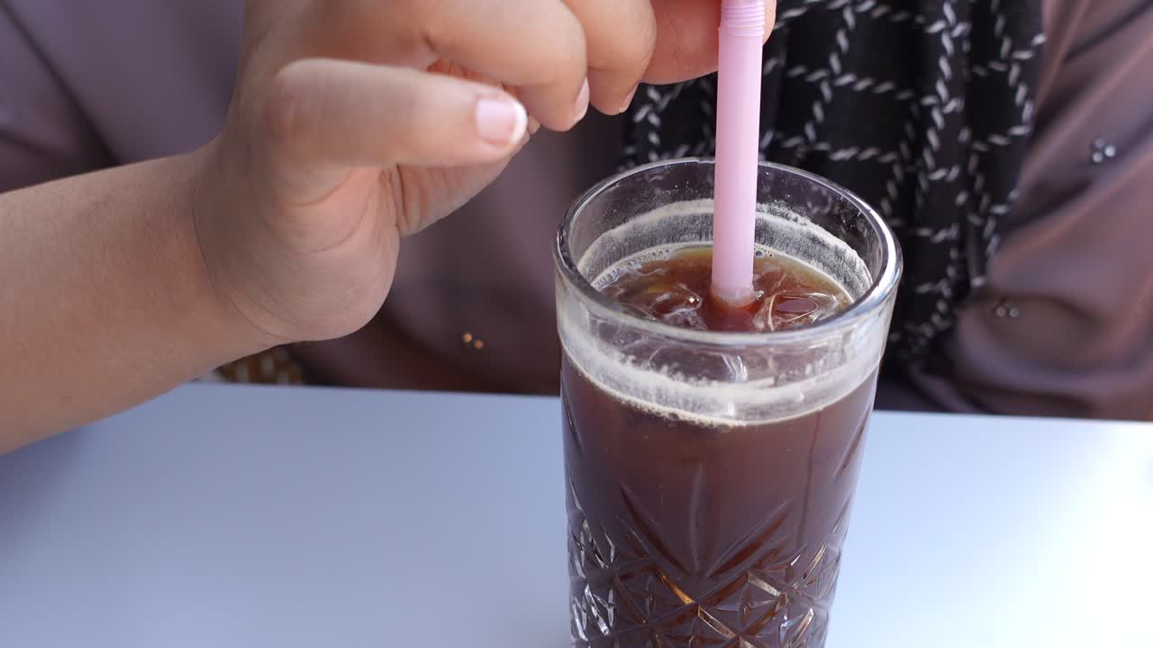 얼음 커피를 즐기는 여자