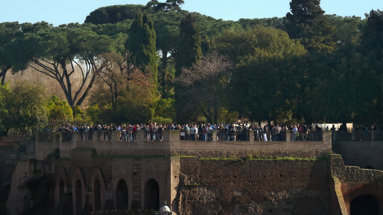 Vista del ponte alla luce del giorno, con persone che camminano sullo sfondo, Roma, Italia