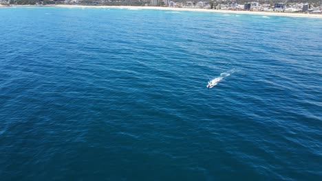 Jet-Skier---Jet-Ski-Turístico-En-El-Océano-Azul---Palm-Beach,-Gold-Coast,-Qld,-Australia