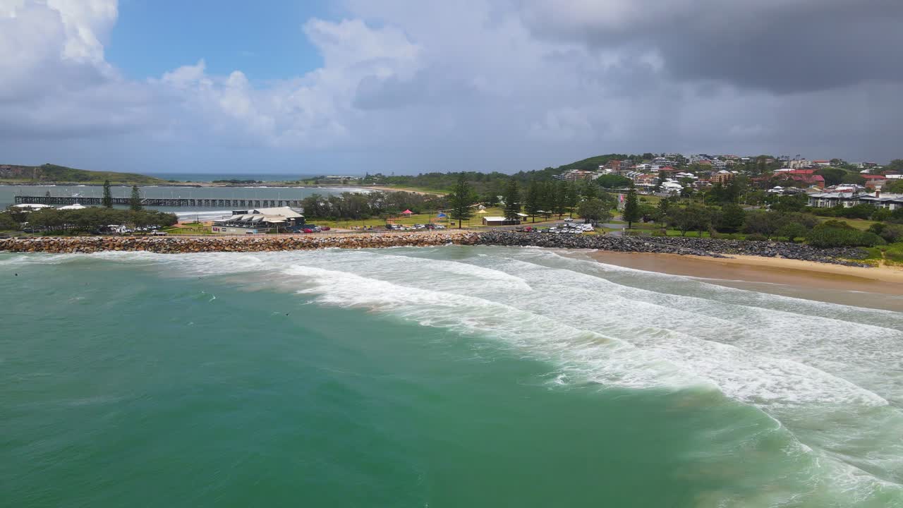 parque marino de islas solitarias con cielo nublado - embarcadero del puerto de coffs en sydney, nsw, australia