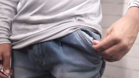주머니를 확인하는 남자