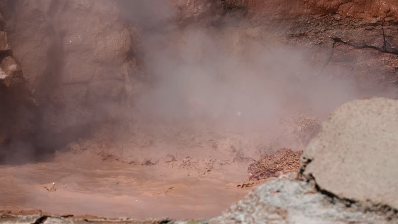 las aguas termales geotérmicas burbujean a cámara lenta en el parque nacional de yellowstone