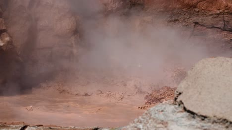 Las-Aguas-Termales-Geotérmicas-Burbujean-A-Cámara-Lenta-En-El-Parque-Nacional-De-Yellowstone