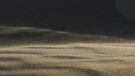 주압 유타의 리틀 사하라 국립공원에 있는 거대한 모래 언덕에서 바람에 날리는 모래를 슬로우 모션으로 닫습니다