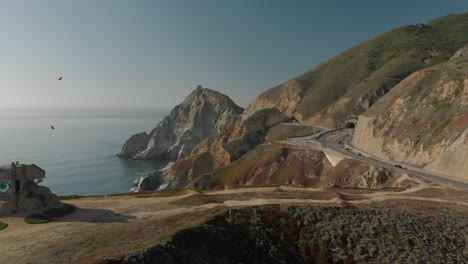 antena del búnker de diapositivas del diablo de la segunda guerra mundial en la autopista de la costa de california, una en la que los cóndores vuelan en el fondo