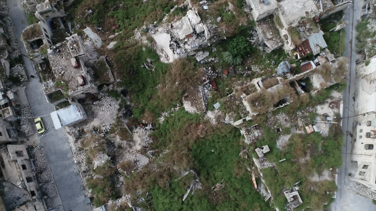 techos de edificios en ruinas de la antigua ciudad en el centro de alepo en siria, incluso después de la guerra - vista aérea con un dron 4k