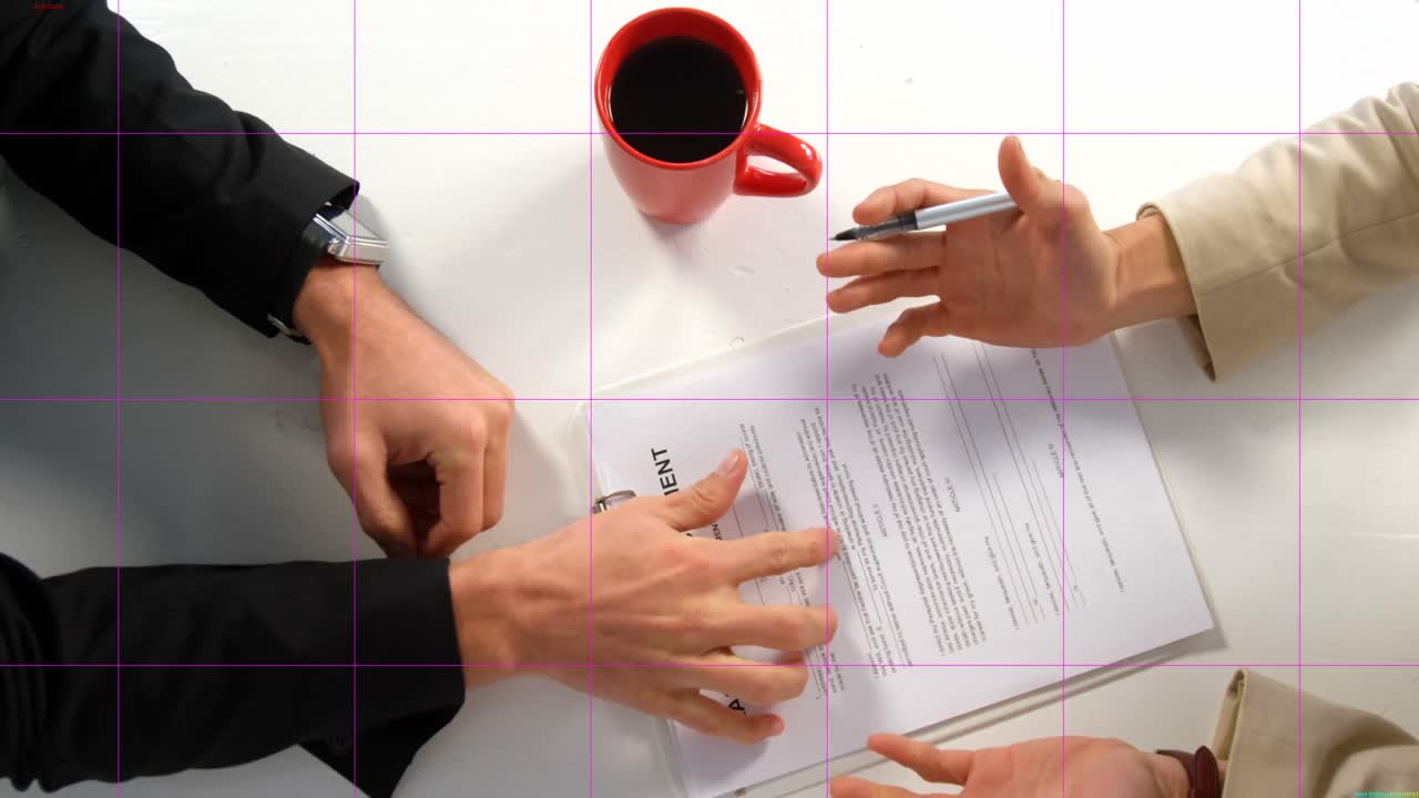 gente de negocios discutiendo sobre el documento