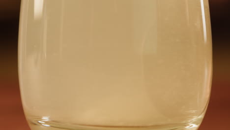 comprimido disolvente en un vaso