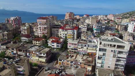 Bonita-Toma-Aérea-De-La-Ciudad-Turística-De-Sarande-En-La-Costa-De-Albania-6