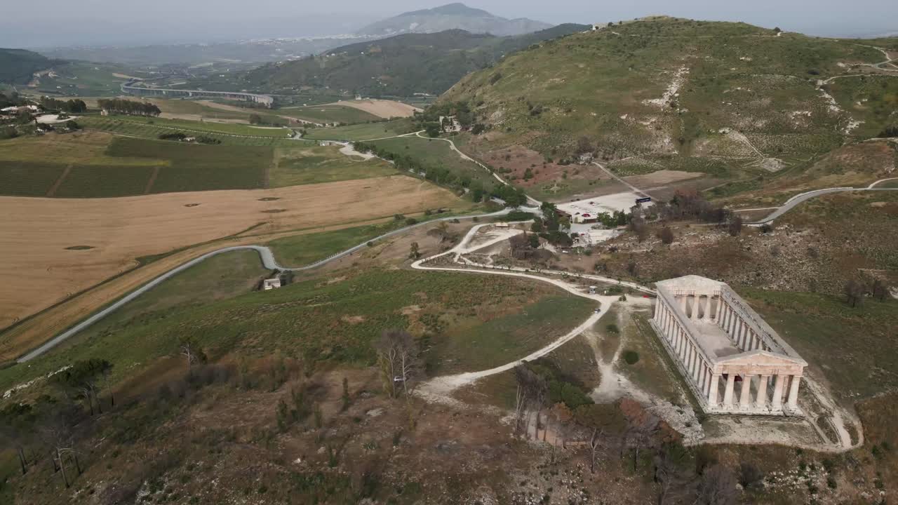 aerial del parque arqueológico de las ruinas de segesta en sicilia, italia