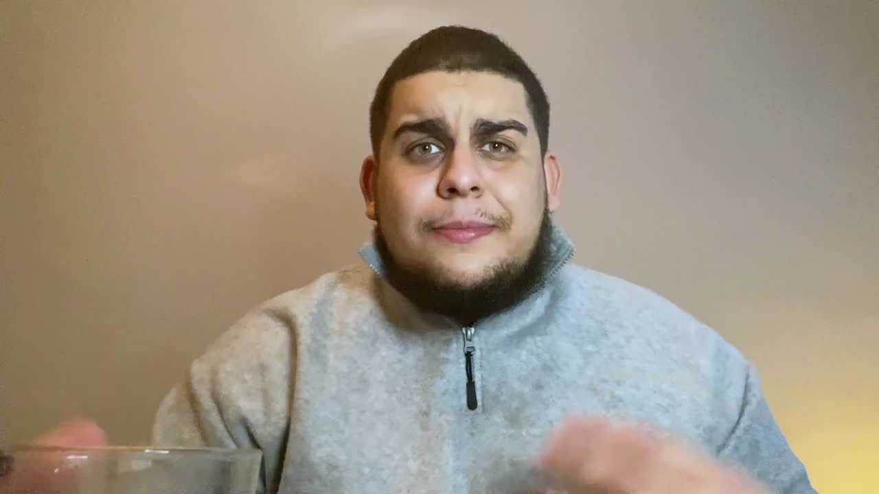 joven estudiante universitario escuchando atentamente a sus amigos buenas noticias en una videollamada