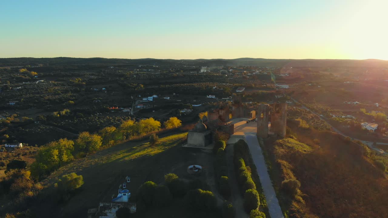 fotografía de un avión no tripulado de una capilla blanca construida en una colina con muralla y torre medieval en alentejo, portugal