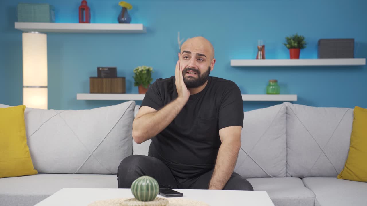 hombre con miedo y estrés.