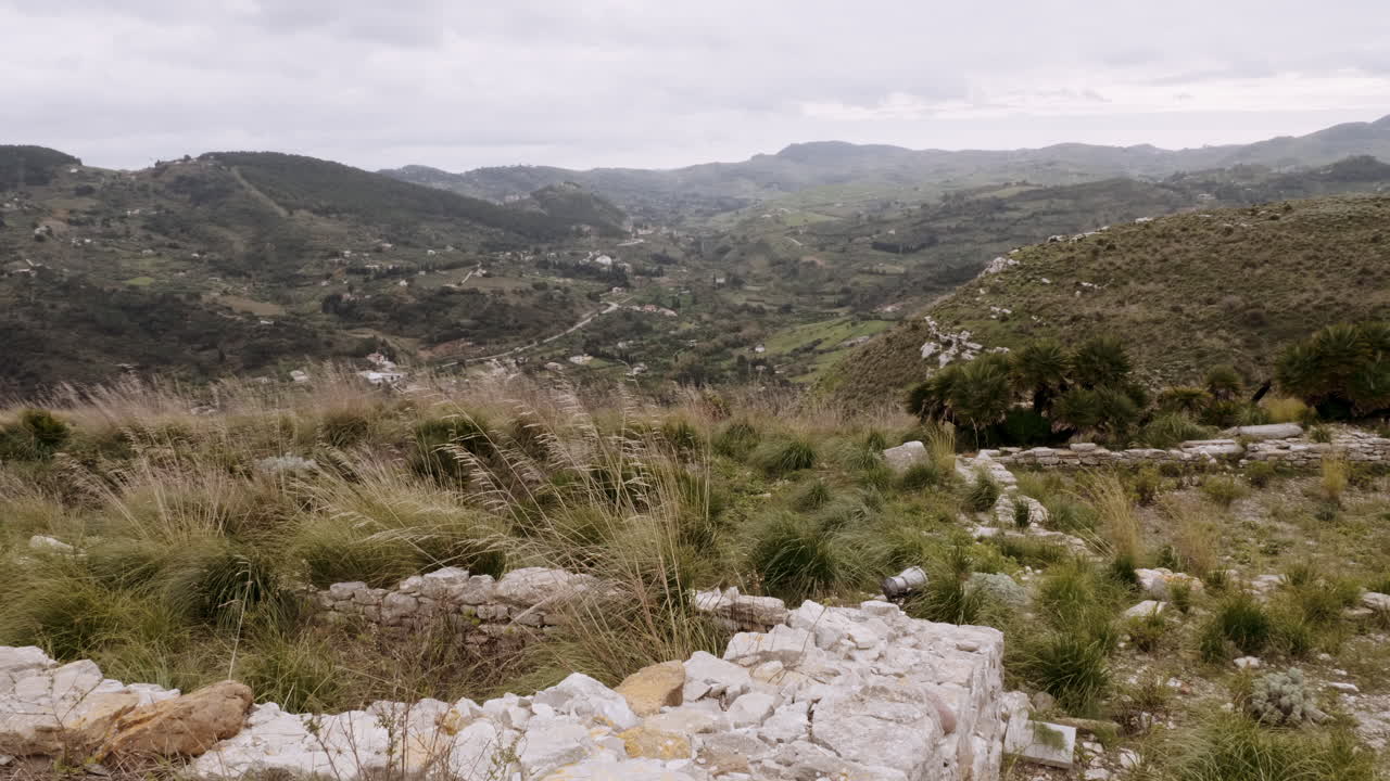 Vista Panoramica di una Valle con Rovine Antiche