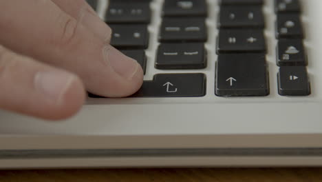 dedo presionando la tecla enter en el teclado del portátil de varias maneras