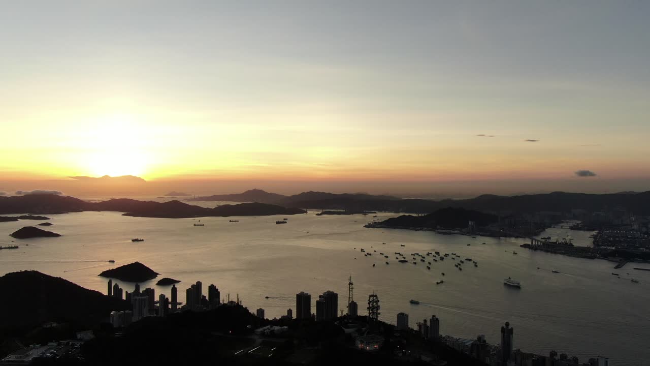 홍콩 만 섬의 일몰, 석양을 마주한 공중 전망