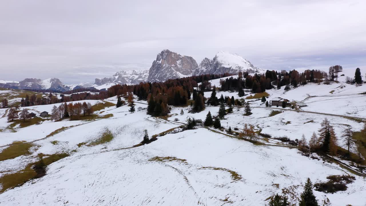 seiser alm - 이탈리아 백운석에 있는 alpe di siusi 고원에 있는 산과 눈 덮인 고산 초원의 뒤로 공중 촬영