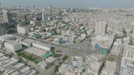 Aerial-View-Of-Shahra-e-Qaideen-Road-In-Up-Market-Karachi,-Pakistan