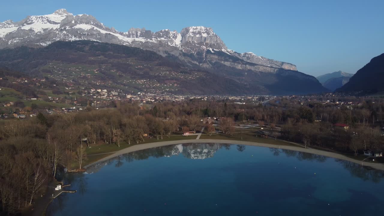 imágenes de drones que descienden sobre el lago passy cerca del pueblo de passy en la comuna de sallanches cerca del corazón del valle del mont blanc de francia