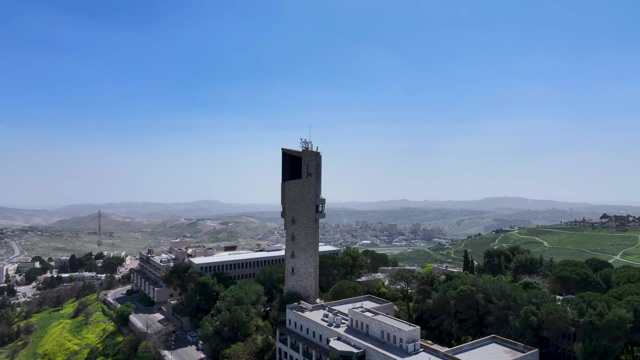 Vista elevada acima da torre de observação da Universidade Hebraica, revelando as encostas verdes do Monte Scopus e vistas distantes do vale.